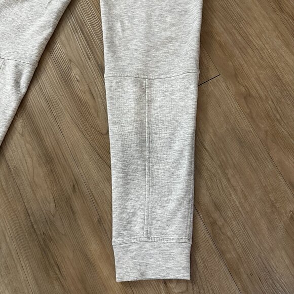 Lou & Grey Signaturesoft Plush Upstate Light Gray Sweatpants - Picture 9 of 12